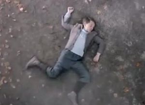 Un comercial que muestra a un auto que arrolla a Hitler de niño desata la polémica