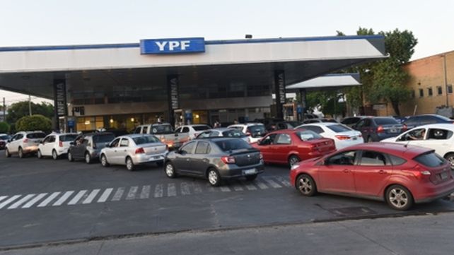 Colas. Los automovilistas buscaron anticiparse al aumento de precio del combustible.