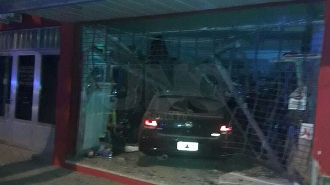 Terminó detenido luego de incrustarse con un auto robado en una armería de Santo Tomé