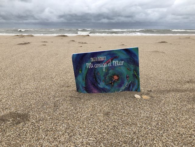 El libro de Magela Demarco nació en una historia que se ocurrió a la autora en una playa de la costa argentina.