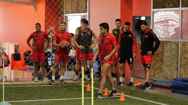 El plantel de fútbol de Colón compartió entrenamiento con el plantel de básquet.