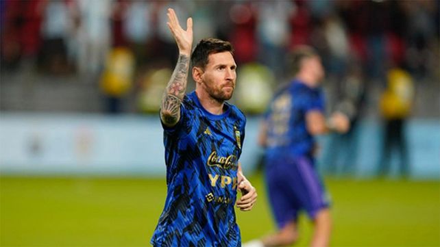 Lionel Messi pisó la cancha y los hinchas explotaron de emoción. (Imagen de TV)