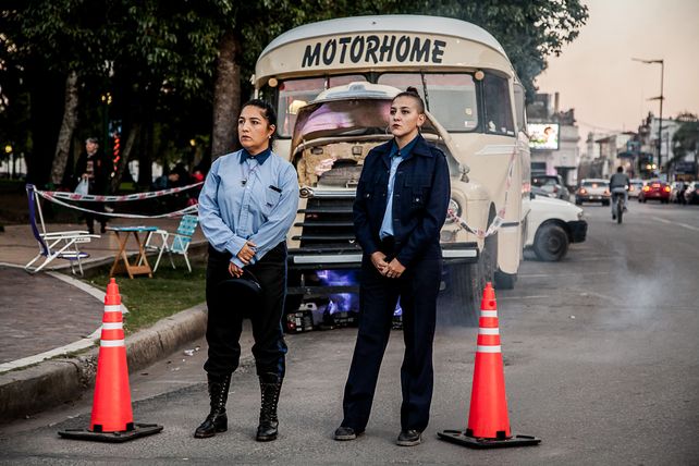 Simulacro. Actrices vestidas como inspectoras de Tránsito invitaron a automovilistas a asistir a las funciones.