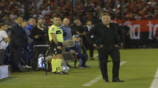 En sus manos. El técnico trabaja en estos días pensando en Argentinos sin dos titulares por los compromisos internacionales.