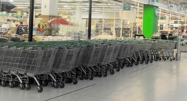 Seis supermercados arbitrariamente tienen sus puertas cerradas contra tres monstruos que abren los domingos