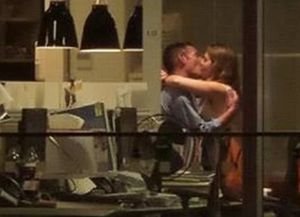 Dos empleados tuvieron sexo en la oficina y fueron filmados por clientes de un bar