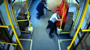 El maquinista de un tren evita una tragedia corriendo por los vagones y alertando a los pasajeros