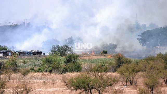 Gran incendio en la ruta 168 cerca del hipermercado