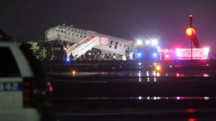 Un avión chocó contra un camión de bomberos cuando aterrizaba en Nueva York: dos muertos