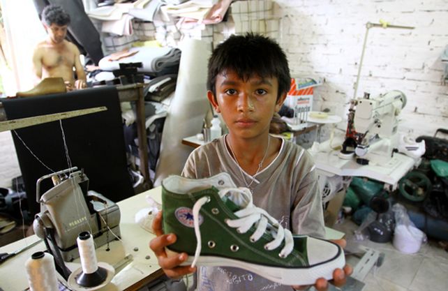 Tiempos modernos. El trabajo infantil en talleres de ropa o zapatillas es una de las formas de esclavitud.&nbsp;