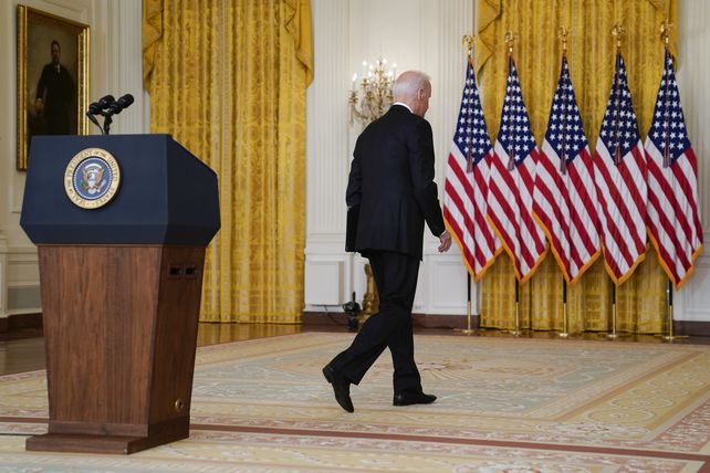 Biden se retira del atril luego de dar su mensaje desde la Casa Blanca.