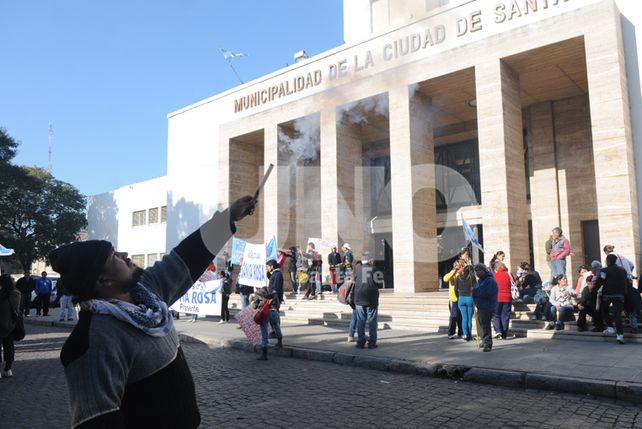 Vecinos del oeste de la ciudad se manifestaron frente a la Municipalidad