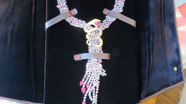 Christies. Confiscaron este collar con dijes con zafiros y rubíes.&nbsp;