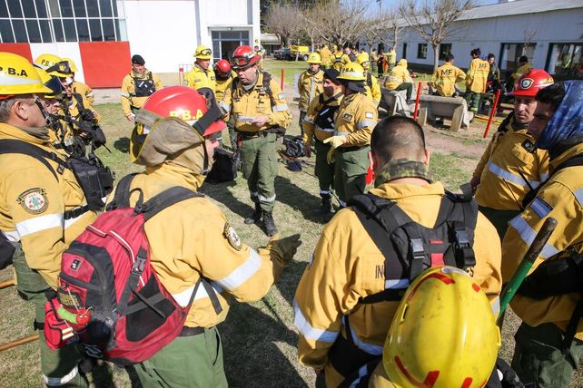 Delta del Paraná: ya operan 13 medios aéreos para combatir los incendios en las islas