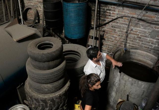 Operativos. En una gomería de Provincias Unidas al 100 recomendaron vaciar un tanque ubicado en el fondo. (Silvina Salinas / La Capital)