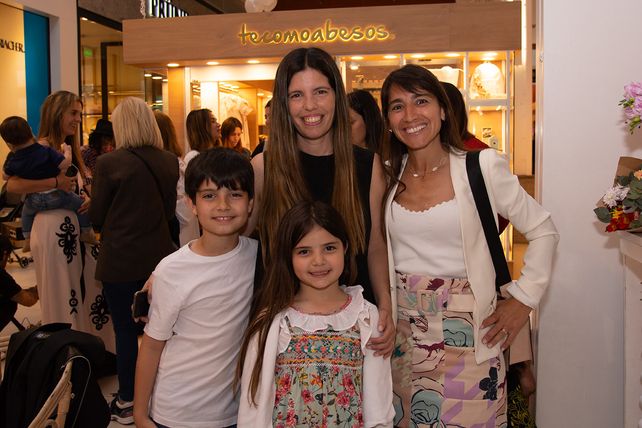 Nacho y Lola Sánchez,  Ximena González Cid y Juliana Ibañez
