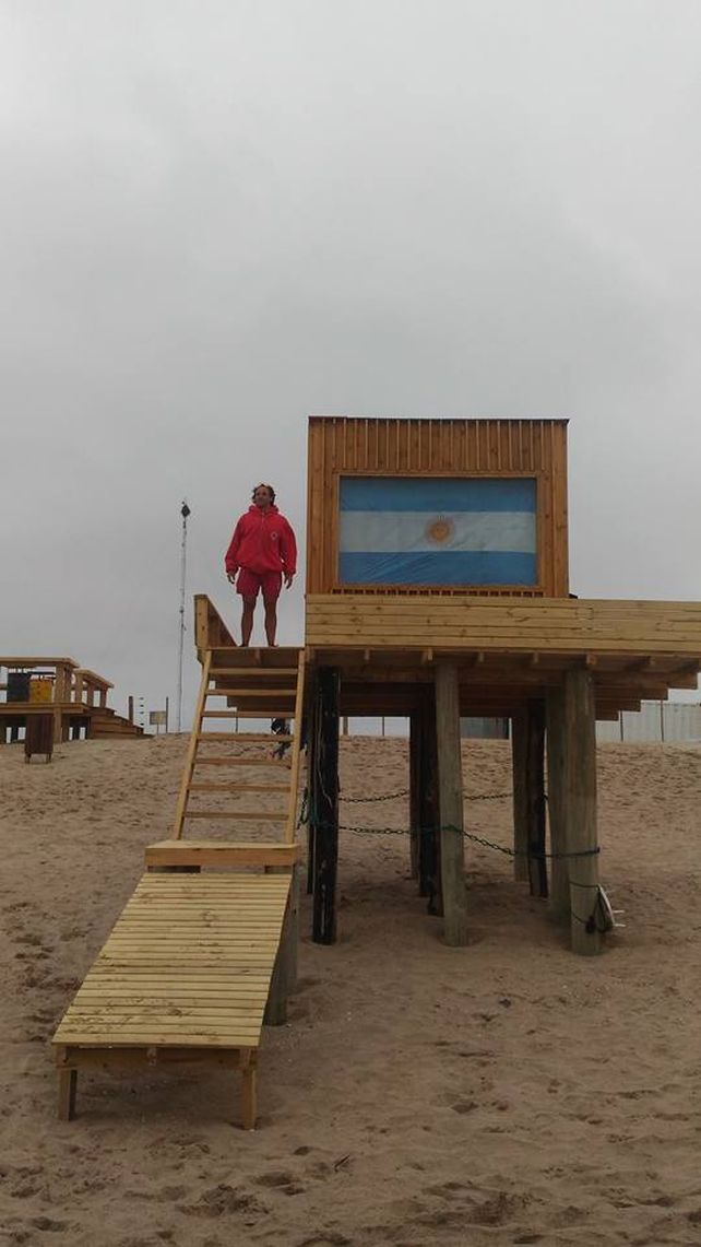 La mitad de los guardavidas en las playas de Barcelona son argentinos