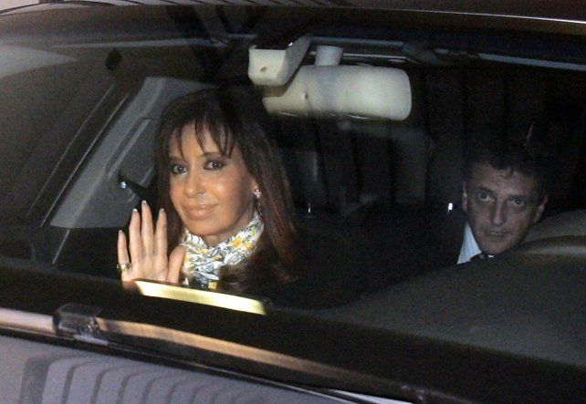 CFK y su Jefe de Gabinete, Sergio Massa, a la salida de una reunión con el expresidente Raúl Alfonsín. 