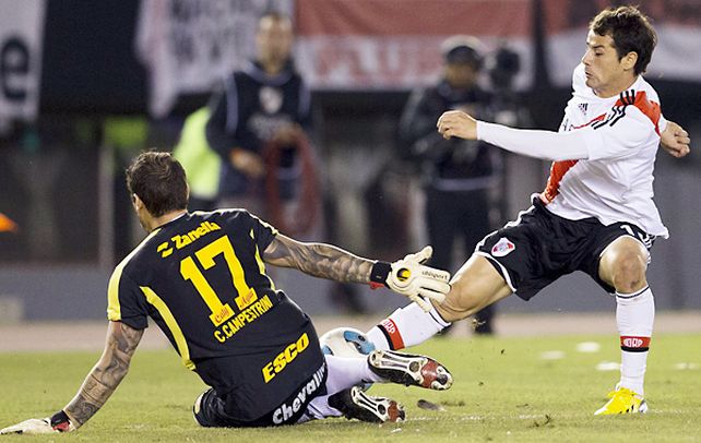 Lo atoró justo. Campestrini salió a cortar el avance del uruguayo Mora para evitar la caída de su arco. El de Arsenal fue la figura del partido en el Monumental.