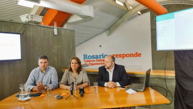 La intendenta junto a los funcionarios del área de Gobierno durante el anuncio de hoy.