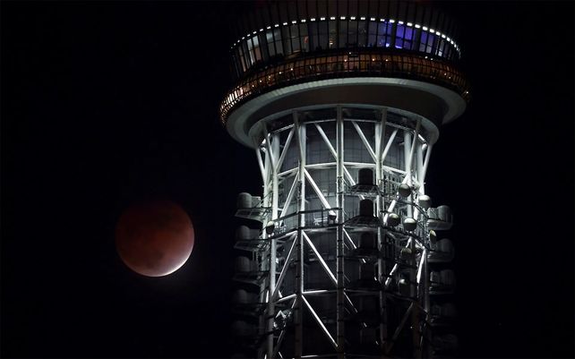 Las espectaculares imágenes del eclipse parcial lunar