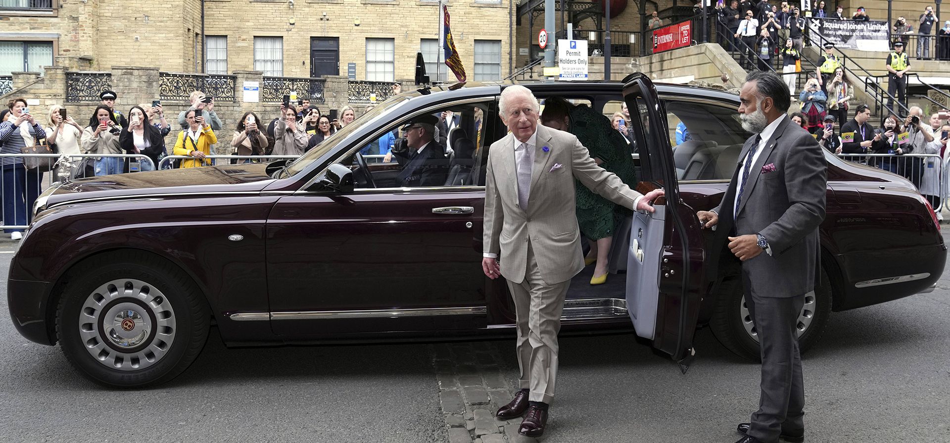 El rey Carlos III de Gran Bretaña llega a visitar Impact Hub Yorkshire, que brinda apoyo a empresas que buscan soluciones sostenibles a los desafíos sociales en Bradford, Inglaterra, el jueves 15 de mayo de 2025. (Foto AP/Jon Super, Pool) El rey Carlos III de Gran Bretaña llega a visitar Impact Hub Yorkshire, que brinda apoyo a empresas que buscan soluciones sostenibles a los desafíos sociales en Bradford, Inglaterra, el jueves 15 de mayo de 2025. (Foto AP/Jon Super, Pool)