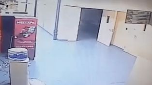 ¿Fantasma? La puerta de una fábrica se abre con fuerza misteriosamente. (Imagen de video)