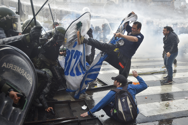 La discusión de la ley Bases estuvo atravesada por fuertes choques entre manifestantes y las fuerzas de seguridad. 