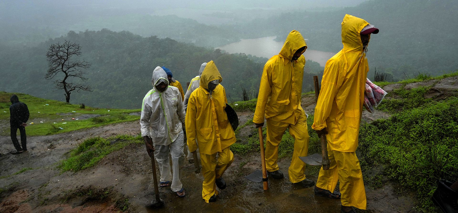 Rescatistas escalan una montaña mientras caminan hacia el lugar de un deslizamiento de tierra en el distrito de Raigad, en el estado occidental de Maharashtra, India, el jueves 20 de julio de 2023. Si bien se reporta la muerte de algunas personas, se teme que muchas otras queden atrapadas bajo montones de escombros. (Foto AP/Rafiq Maqbool) Rescatistas escalan una montaña mientras caminan hacia el lugar de un deslizamiento de tierra en el distrito de Raigad, en el estado occidental de Maharashtra, India, el jueves 20 de julio de 2023. Si bien se reporta la muerte de algunas personas, se teme que muchas otras queden atrapadas bajo montones de escombros. (Foto AP/Rafiq Maqbool)