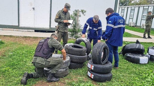 Detectan neumáticos de contrabando en el puente Victoria-Rosario