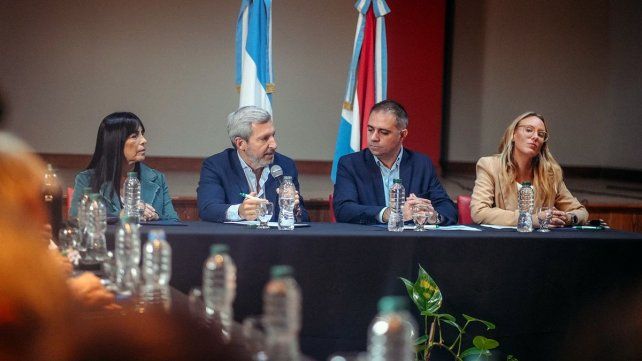 El gobernador llevó su gabinete a Gualeguaychú y lo juntó con el de Davico.