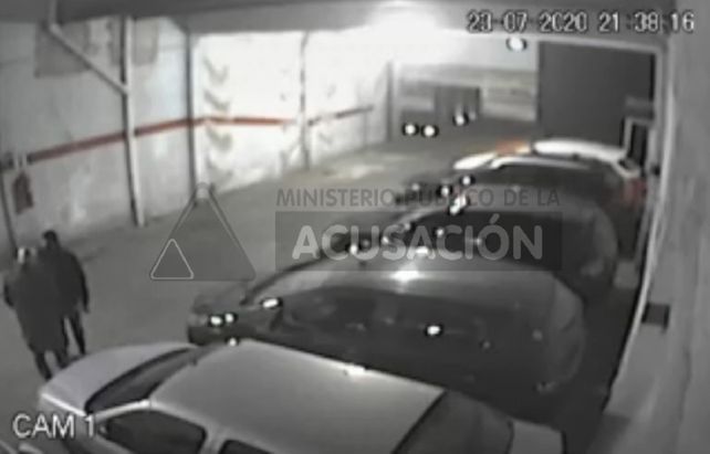 el encuentro. El suspendido fiscal Gustavo Ponce Asahad y el abogado Luis Rossini se encontraron en una cochera.