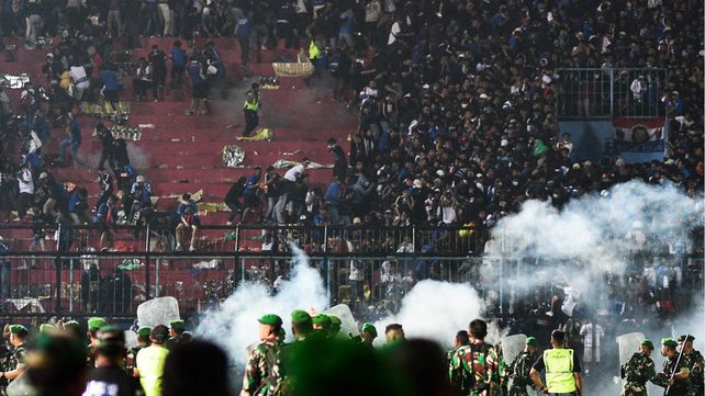 Un partido de fútbol de la liga de Indonesia tuvo un saldo fatal de al menos 125 muertes tras una invasión al campo de juego. Hay niños entre los muertos