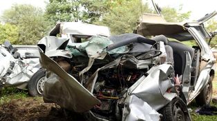 Al menos seis muertos al chocar un automóvil y un colectivo en la ruta 34