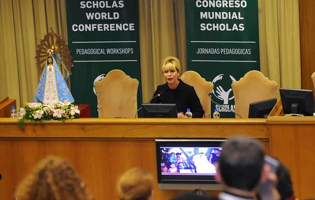 Karina Rabolini presentó en el Vaticano los planes Envión y Una mirada para los Niños