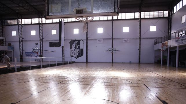 En estos d&iacute;as pasar&aacute;n la cuarta mano de laca y el piso quedar&aacute; listo para la pr&aacute;ctica de los deportes en el gimnasio cerrado.&nbsp;