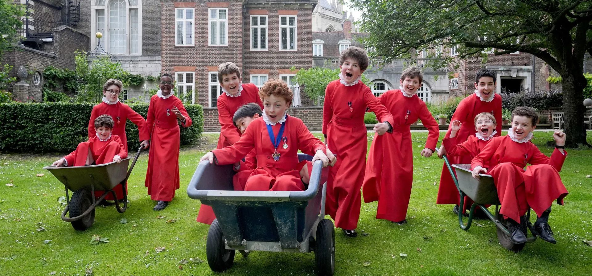 Coristas de la Abadía de Westminster tocan en carretillas alrededor del jardín universitario de 900 años de antigüedad de la abadía, mientras se toman un descanso de los ensayos de su próxima interpretación de la Creación de Haydn, Londres, Reino Unido. Fotografía: Lucy North/PA Coristas de la Abadía de Westminster tocan en carretillas alrededor del jardín universitario de 900 años de antigüedad de la abadía, mientras se toman un descanso de los ensayos de su próxima interpretación de la Creación de Haydn, Londres, Reino Unido. Fotografía: Lucy North/PA