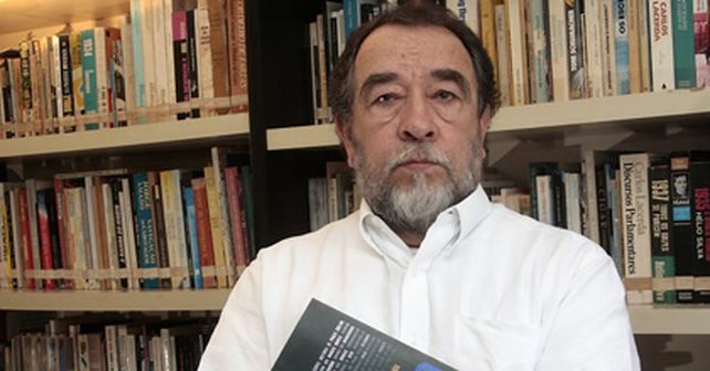 Detienen al autor de la biograf&iacute;a de Paulo Coelho al confundirlo con un narco