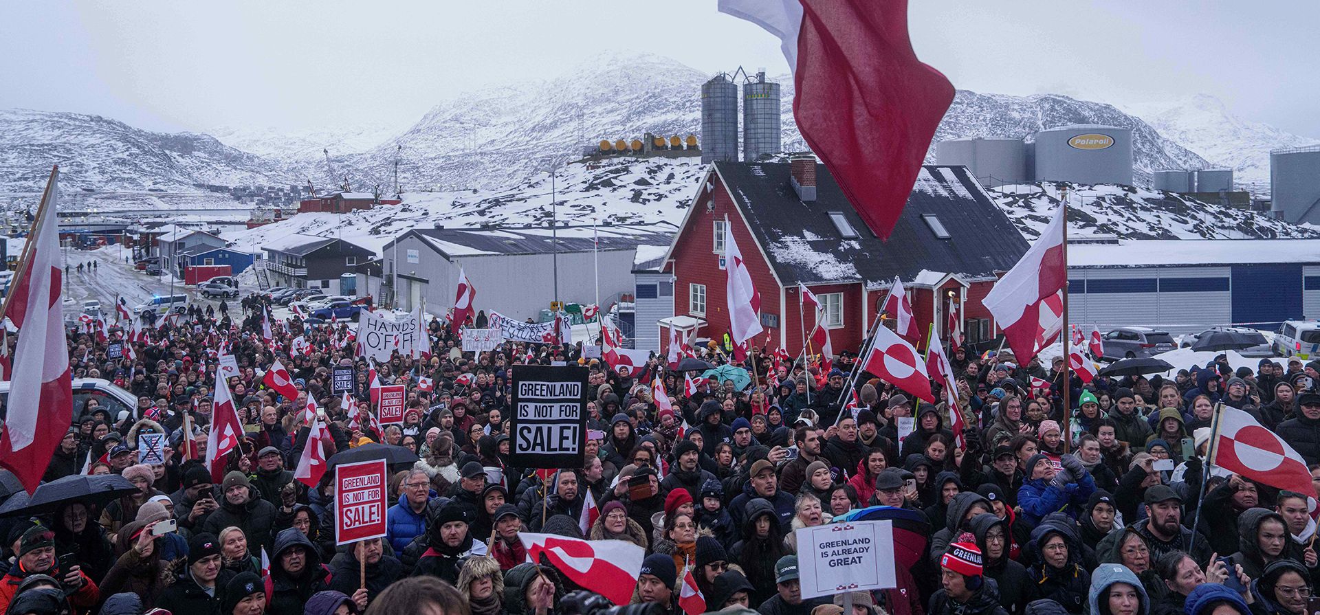 ARCHIVO - Personas protestan contra la política de Trump hacia Groenlandia frente al consulado de EE. UU. en Nuuk, Groenlandia, el 17 de enero de 2026. (Foto AP/Evgeniy Maloletka, archivo) ARCHIVO - Personas protestan contra la política de Trump hacia Groenlandia frente al consulado de EE. UU. en Nuuk, Groenlandia, el 17 de enero de 2026. (Foto AP/Evgeniy Maloletka, archivo)