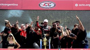 Figurita repetida. Agustín Canapino celebrando en un podio, en este caso el título del TC Pick UP. Titán del automovilismo nacional.