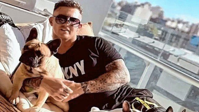 El perro de Fernando Pérez Algaba es u bulldog francés color beige y andaba con él para todos lados