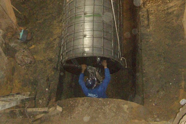 Socavón de Urquiza: se colocaron los primeros tramos de reparación del conducto cloacal