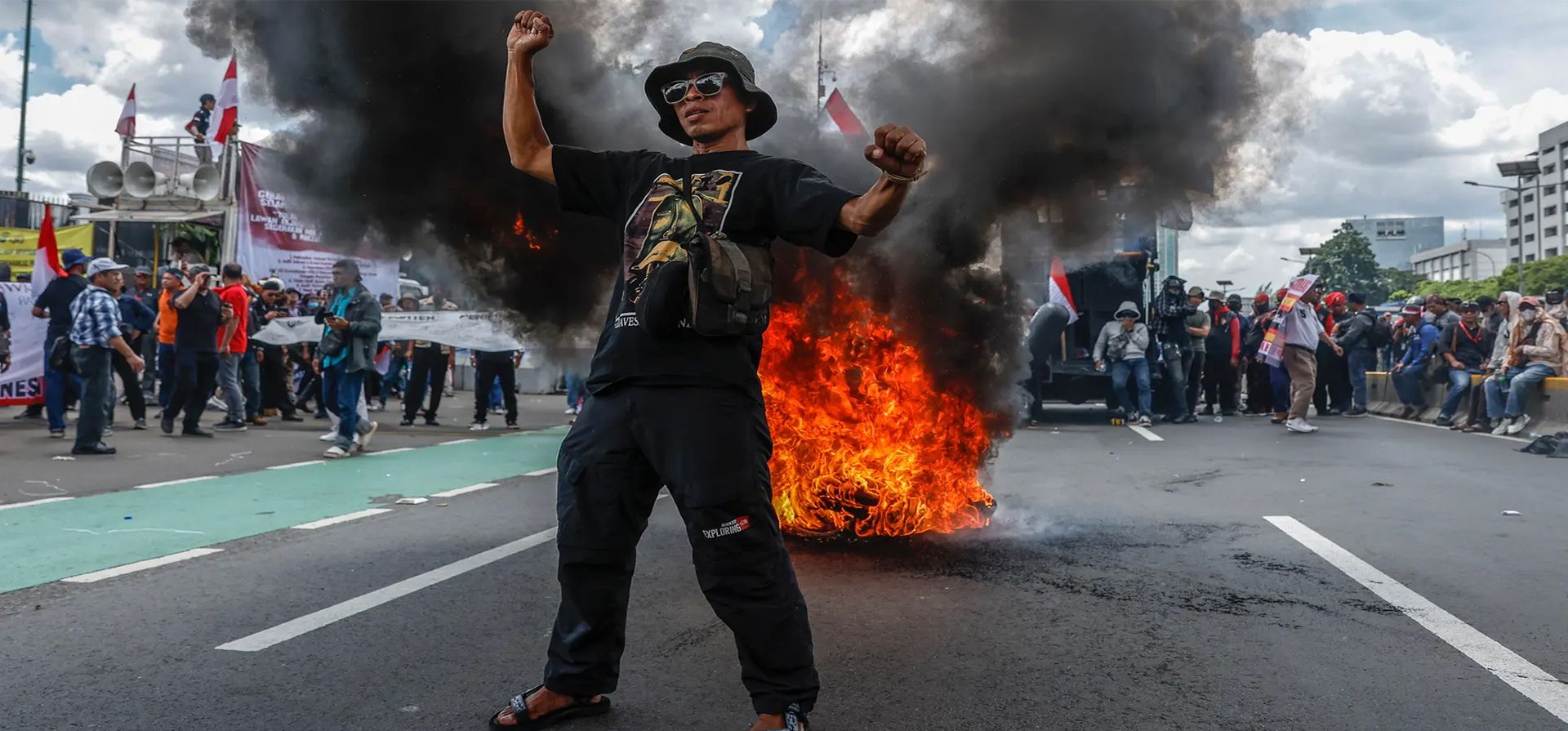 Una manifestación contra el presunto fraude electoral, frente al edificio del parlamento en Yakarta. Cientos de manifestantes exigieron la destitución del presidente Joko Widodo, Yakarta, Indonesia Fotografía: Mast Irham/EPA Una manifestación contra el presunto fraude electoral, frente al edificio del parlamento en Yakarta. Cientos de manifestantes exigieron la destitución del presidente Joko Widodo, Yakarta, Indonesia Fotografía: Mast Irham/EPA