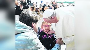 El Papa sorprendió a Brisa, la primera santafesina que contará con un perro de servicio