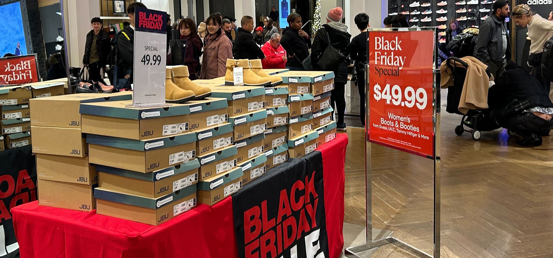 Los artículos en oferta por el Viernes Negro se exhiben en la tienda departamental Macy's el domingo 24 de noviembre de 2024 en Nueva York. (Foto AP/Anne D'Innocenzio) Los artículos en oferta por el Viernes Negro se exhiben en la tienda departamental Macy's el domingo 24 de noviembre de 2024 en Nueva York. (Foto AP/Anne D'Innocenzio)