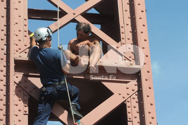 Un hombre estuvo varias horas sobre el pilote oeste del Puente Colgante