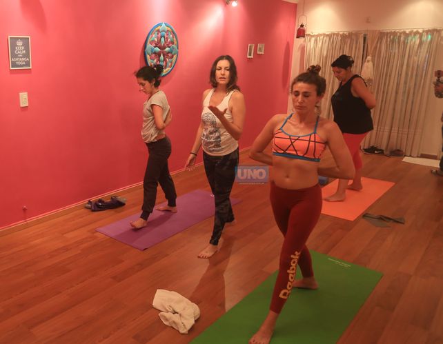 En plena clase de Ashtanga. Foto UNO Diego Arias. &nbsp;