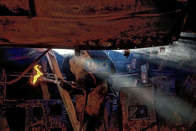 Paraná: desguazan y venden como chatarra vagones del tren incendiados