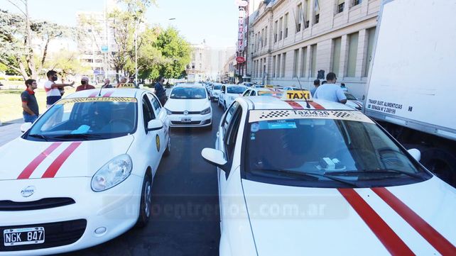 Taxistas de Paraná cortan calles para poder aumentar tarifa