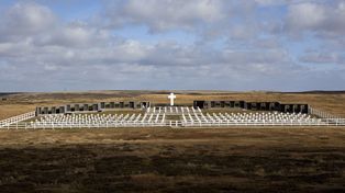 Argentina acordó con el Reino Unido reanudar los vuelos a Malvinas e identificar soldados caídos